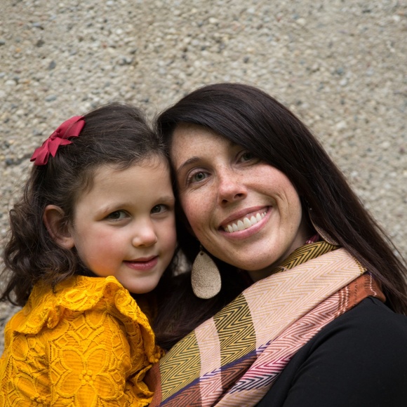 Meet your Posher, Nicole - Picture 2 of 3